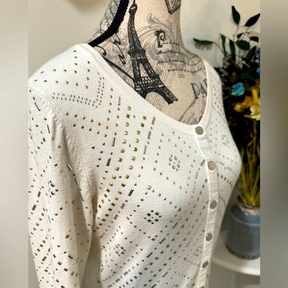 White House Black Market White Cardigan Gold/silver bead snap front closure sz M - Picture 6 of 8